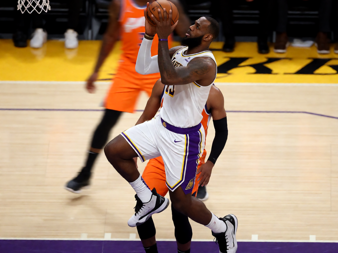 NBA篮球比赛中湖人队詹姆斯在关键时刻突破上篮的精彩瞬间